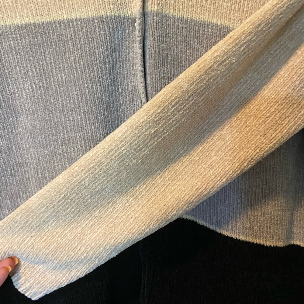 🎈Button Up Sweater 75% Silk - Picture 5 of 10